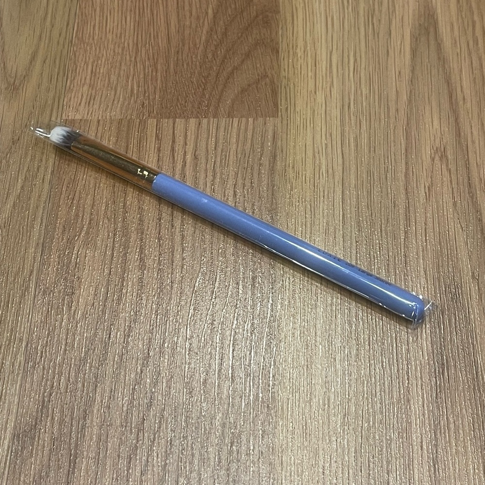 5 for $25 item 🌺 Blue Luxie 209 Large Shader Eyeshadow Brush